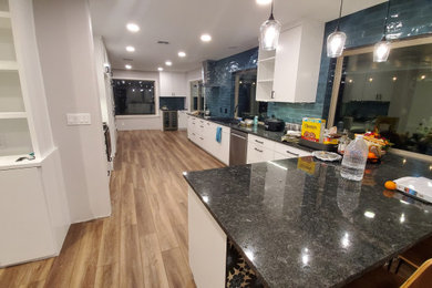 Kitchen - contemporary kitchen idea in Austin