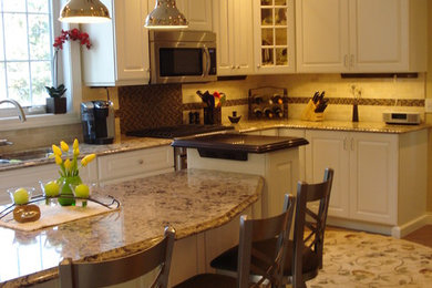 Example of a classic kitchen design in Cedar Rapids