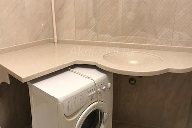 Foto på ett mellanstort beige badrum med dusch, med ett integrerad handfat och bänkskiva i akrylsten