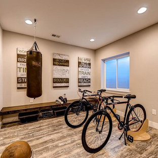 デンバーの大きいトランジショナルスタイルのおしゃれな多目的ジム (ベージュの壁、ラミネートの床、茶色い床) の写真