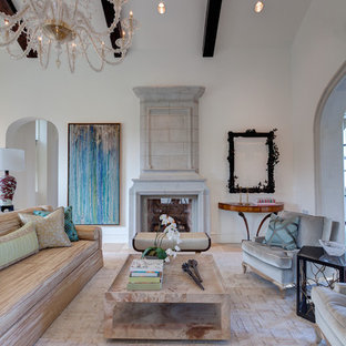 Ejemplo de salón para visitas abierto, mediterráneo, extra grande, sin televisor, con paredes blancas, suelo de piedra caliza, chimenea tradicional y marco de chimenea de piedra