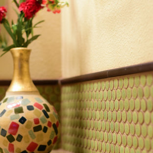 Kleines Klassisches Badezimmer mit Unterbauwaschbecken, Schrankfronten im Shaker-Stil, dunklen Holzschränken, Granit-Waschbecken/Waschtisch, grünen Fliesen, Mosaikfliesen, beiger Wandfarbe und Porzellan-Bodenfliesen in Seattle