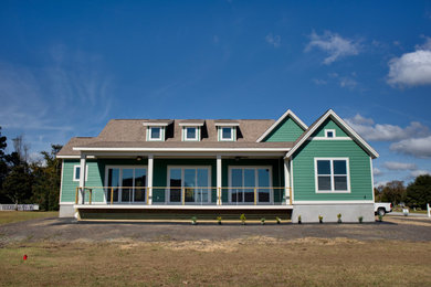 他の地域にあるコンテンポラリースタイルのおしゃれな家の外観 (緑の外壁) の写真