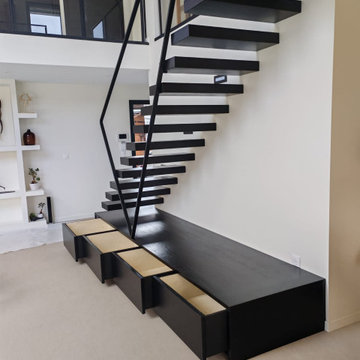 Escalier suspendu noir avec agencement