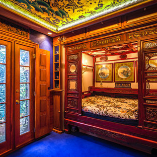 Immagine di una camera degli ospiti etnica con pavimento blu