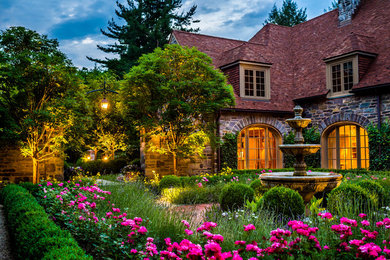 Inspiration for a traditional landscaping in Philadelphia.
