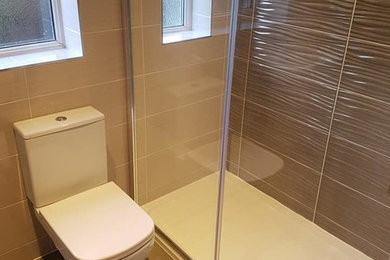 Пример оригинального дизайна: детская ванная комната в современном стиле с двойным душем, подвесной раковиной и душем с раздвижными дверями