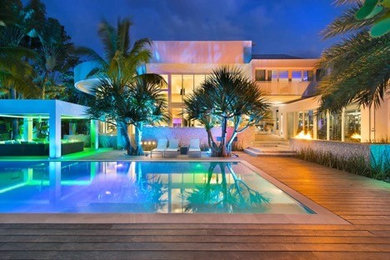 Inspiration for a mid-sized transitional full sun backyard landscaping in Los Angeles with decking for spring.