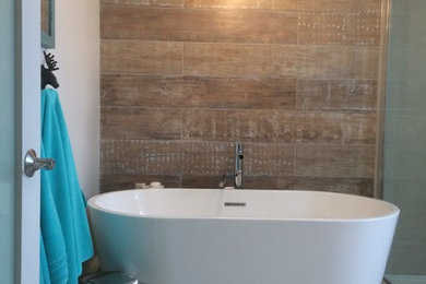 Bathroom - contemporary bathroom idea in Montreal