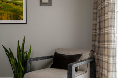 Ejemplo de despacho de tamaño medio con paredes grises, suelo de madera en tonos medios y escritorio independiente