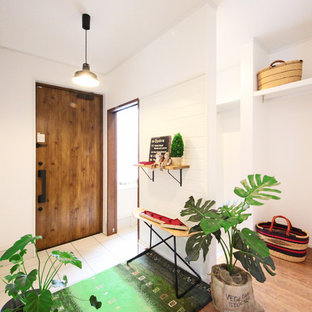 他の地域のラスティックスタイルのおしゃれな玄関の写真