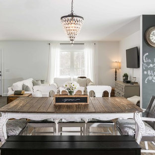 Réalisation d'une petite salle à manger ouverte sur la cuisine champêtre avec un mur blanc, un sol en vinyl, aucune cheminée et un sol marron.