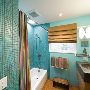 Aménagement d'une salle d'eau contemporaine de taille moyenne avec un plan de toilette en béton, une cabine de douche avec un rideau, un placard à porte plane, des portes de placard en bois brun, une baignoire en alcôve, un combiné douche/baignoire, un carrelage bleu, carrelage en mosaïque, un mur bleu, un sol en liège, un lavabo intégré, un sol marron et un plan de toilette gris.