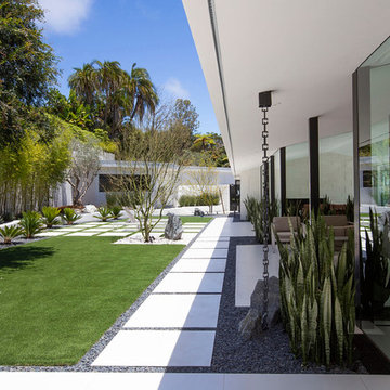 Lloyd Ruocco House "50 Shades of White"