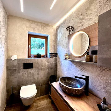 Gäste WC mit künsterlischer Wandgestaltung