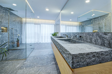 ミュンヘンにあるラグジュアリーなコンテンポラリースタイルのおしゃれなマスターバスルーム (オープン型シャワー、青いタイル、大理石タイル、青い壁、大理石の床、横長型シンク、大理石の洗面台、青い床) の写真