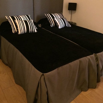 Cabeceros, colchas a medida y cortina con barra blanca, habitación decorada