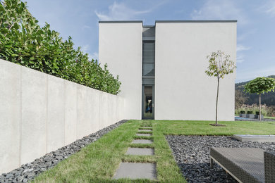 Großes, Zweistöckiges Modernes Haus mit Putzfassade, weißer Fassadenfarbe und Flachdach in Sonstige