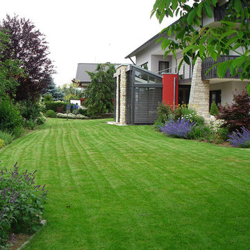 Eine Gartenanlage verbindet moderne und natürliche Linien