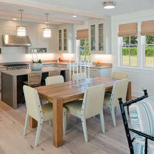 グランドラピッズのビーチスタイルのLDKの画像 (白い壁、淡色無垢フローリング、暖炉なし、茶色い床)