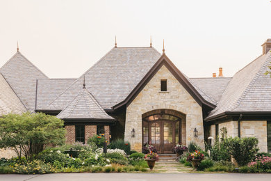 Großer Vorgarten im Sommer mit Blumenbeet, direkter Sonneneinstrahlung und Natursteinplatten in Chicago