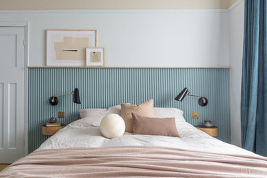 Ejemplo de dormitorio principal contemporáneo pequeño con paredes azules, moqueta, todas las chimeneas, marco de chimenea de baldosas y/o azulejos, suelo amarillo y panelado