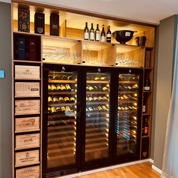 Elegante Weinwand im Wohnzimmer aus massivem Eichenholz geölt