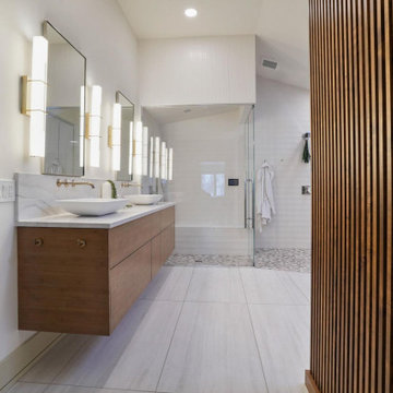 Primary Bath With a Built-in Spa