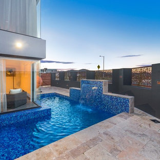 メルボルンのインダストリアルスタイルのおしゃれなプールの写真