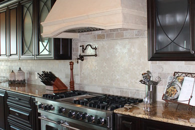 Example of a mid-sized classic kitchen design in Austin