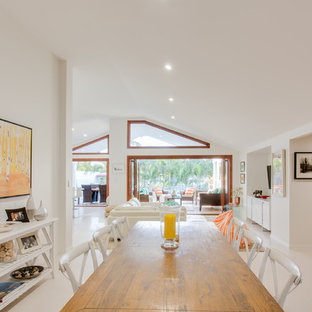 ゴールドコーストの中サイズのビーチスタイルのLDKの画像 (白い壁、白い床)