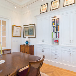 ブリッジポートの中サイズのトラディショナルスタイルのLDKの画像 (淡色無垢フローリング、オレンジの床、白い壁、暖炉なし)