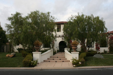 Example of a tuscan entryway design in San Diego