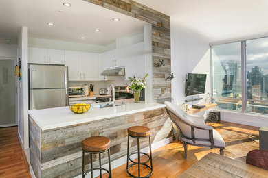 Kitchen - contemporary kitchen idea in Vancouver