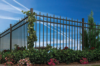 Inspiration for a traditional landscaping in New York.