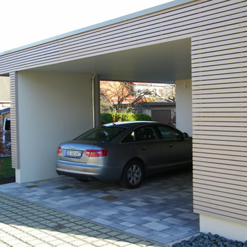 Carport-Anbau vor dem Westgiebel des Einfamilienhauses
