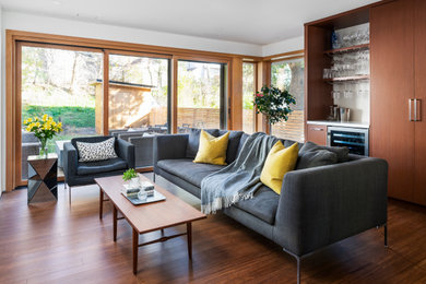 Living room photo in Toronto
