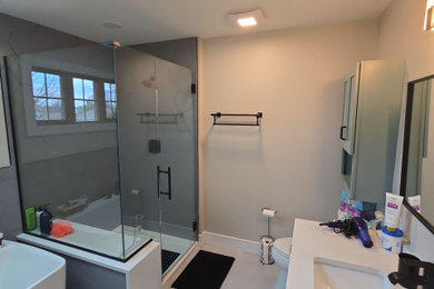 Bathroom - modern bathroom idea in Chicago