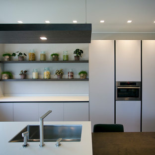 cuisine moderne avec un plan de travail en carrelage