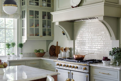ボストンにある高級な中くらいなトラディショナルスタイルのおしゃれなキッチン (エプロンフロントシンク、御影石カウンター、白いキッチンパネル、セラミックタイルのキッチンパネル、無垢フローリング) の写真