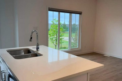 Kitchen - contemporary kitchen idea in Charleston