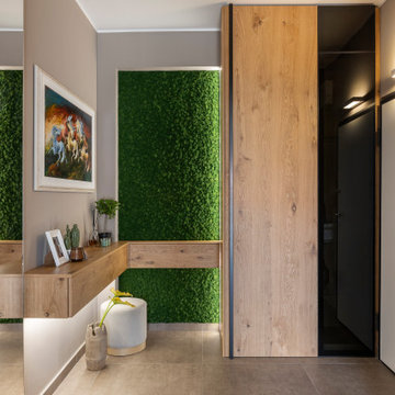 Ingresso e corridoio trasformati con arredi su  misura