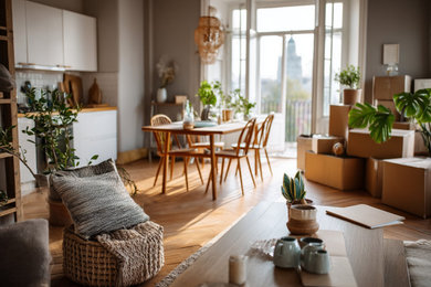 Example of a minimalist living room design in New York