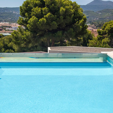 Piscina con pared de cristal