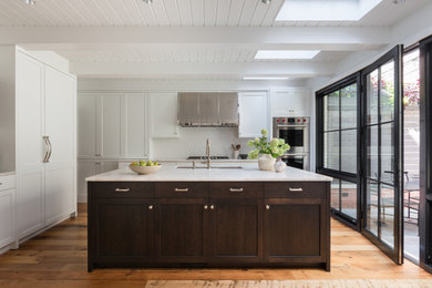 Transitional kitchen photo in Chicago