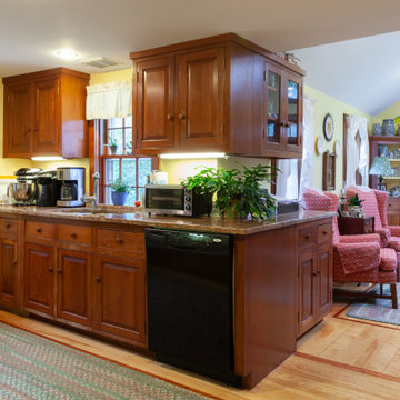 Traditional Wood Kitchen with Peninsula and Cozy Sitting Area – South Hamilton M