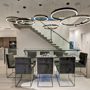 ロサンゼルスのコンテンポラリースタイルのLDKの画像 (白い壁、淡色無垢フローリング、ベージュの床)