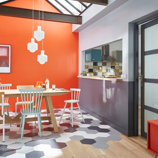 リールの中サイズのコンテンポラリースタイルのLDKの画像 (マルチカラーの壁、セラミックタイルの床)