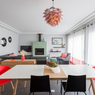 ボルドーの広いコンテンポラリースタイルのLDKの画像 (グレーの壁、標準型暖炉)