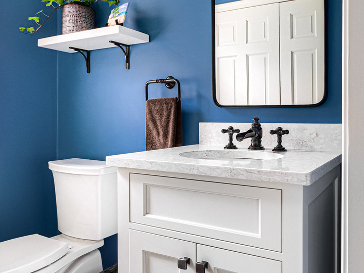 Laundry - Contemporary Laundry Room